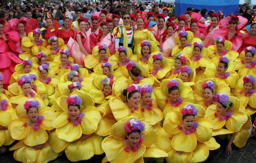 El el Cortejo infantil, cientos de niños de Madeira se visten con colores vivos y con motivos florales.