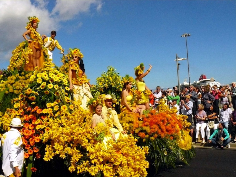 El Cortejo Alegórico de la Flor es un desfile de carrozas espectaculares decoradas con una y mil flores de Madeira.