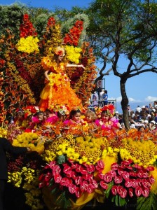 El Gran Cortejo Alegórico de la Flor, carrozas espectaculares llenas de flores de mil colores recorren los lugares más emblemáticos de Funchal.